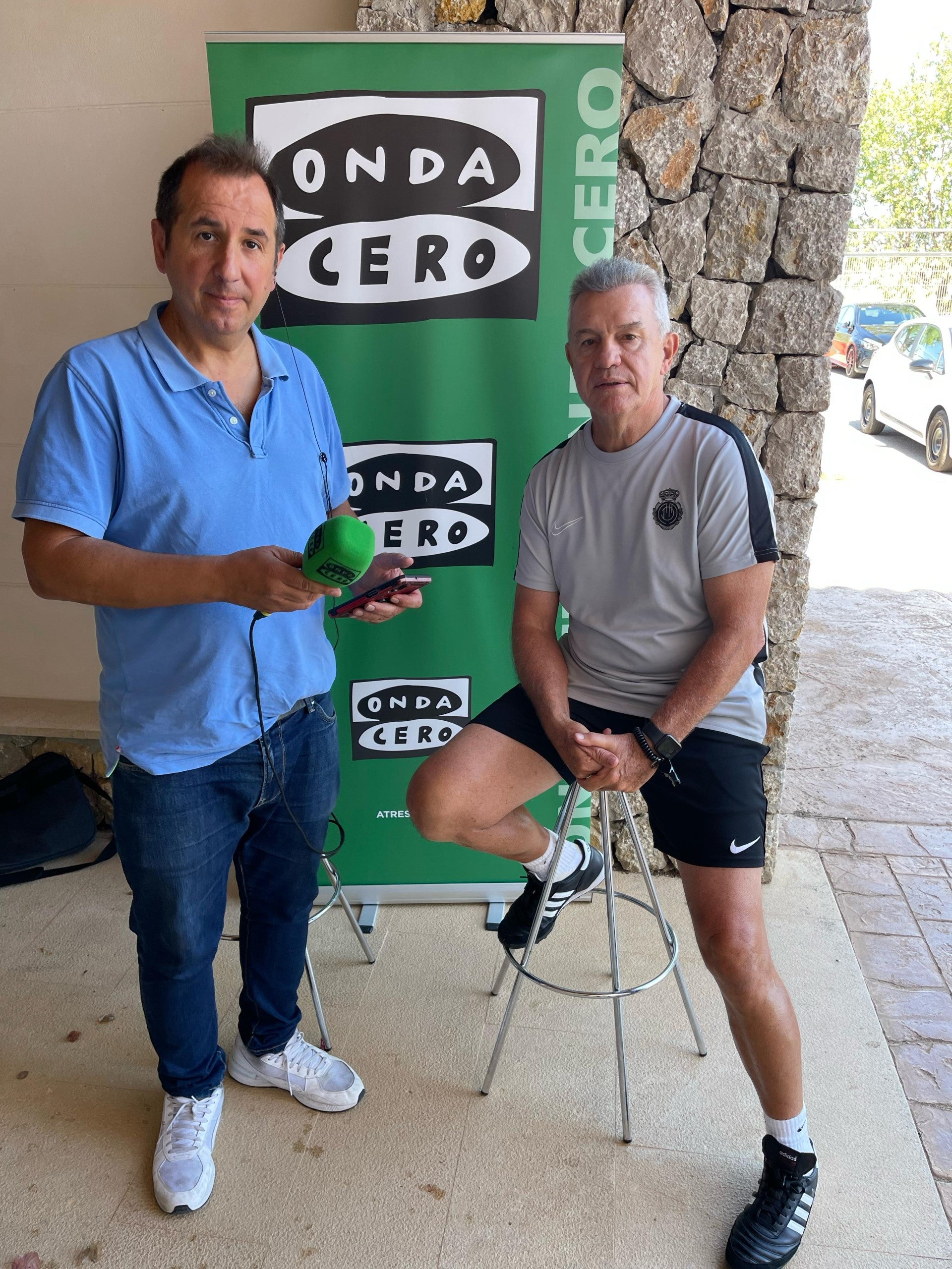 Aguirre, técnico del Mallorca: "Llevo 35 mudanzas en 41 años de casado y me gusta escuchar a Fito" Aguirre, técnico del Mallorca: "Llevo 35 mudanzas en 41 años de casado y me gusta escuchar a Fito"