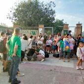 Profesores, alumnos y familias, en la entrada del Pedro J. Rubio en Huesca.