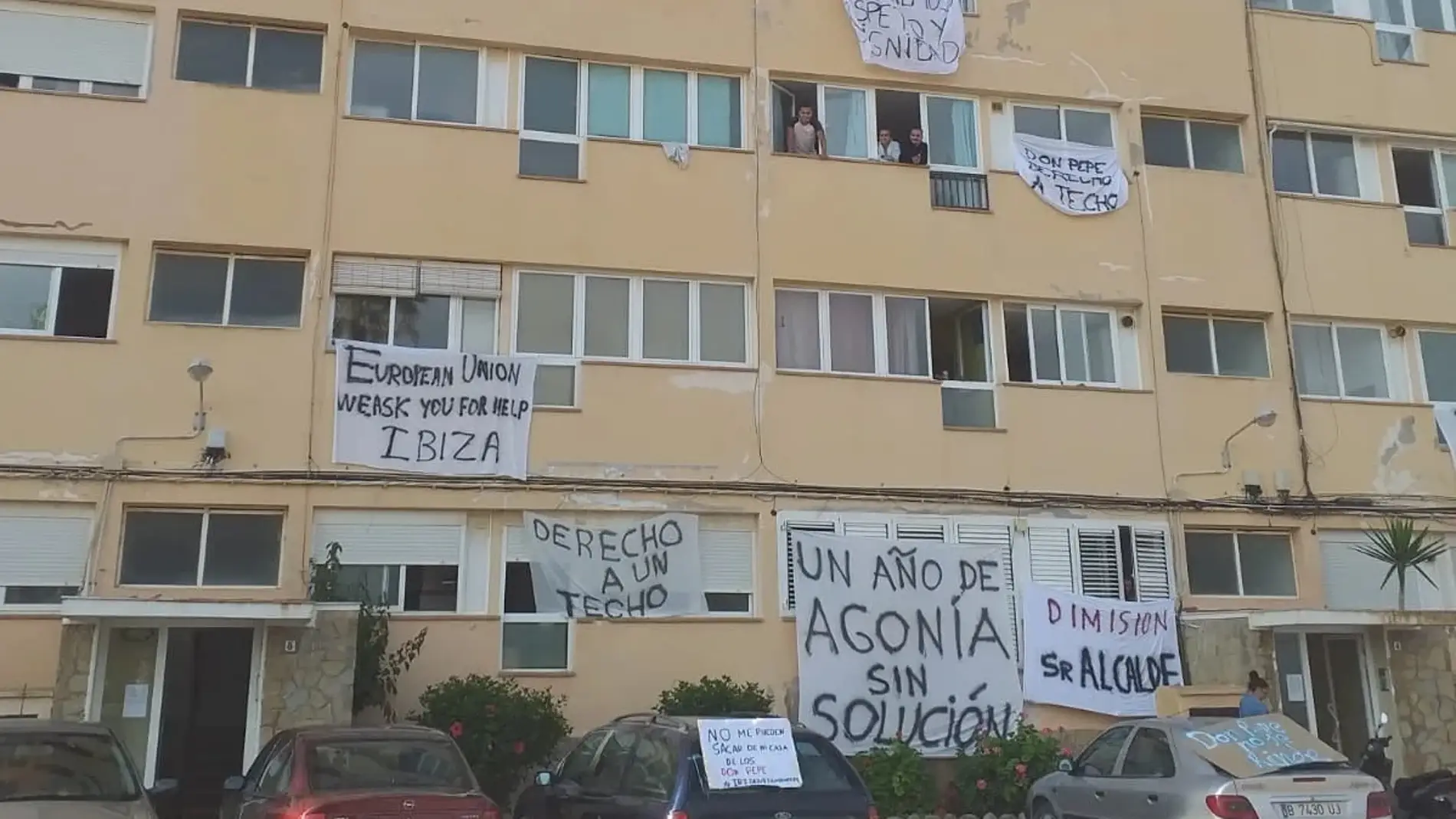 El Govern anuncia que construirá en Ibiza un edificio para las 50 familias de los Apartamentos Don Pepe que siguen en la calle