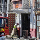 Un bombero en la puerta de la discoteca La Fonda de Murcia