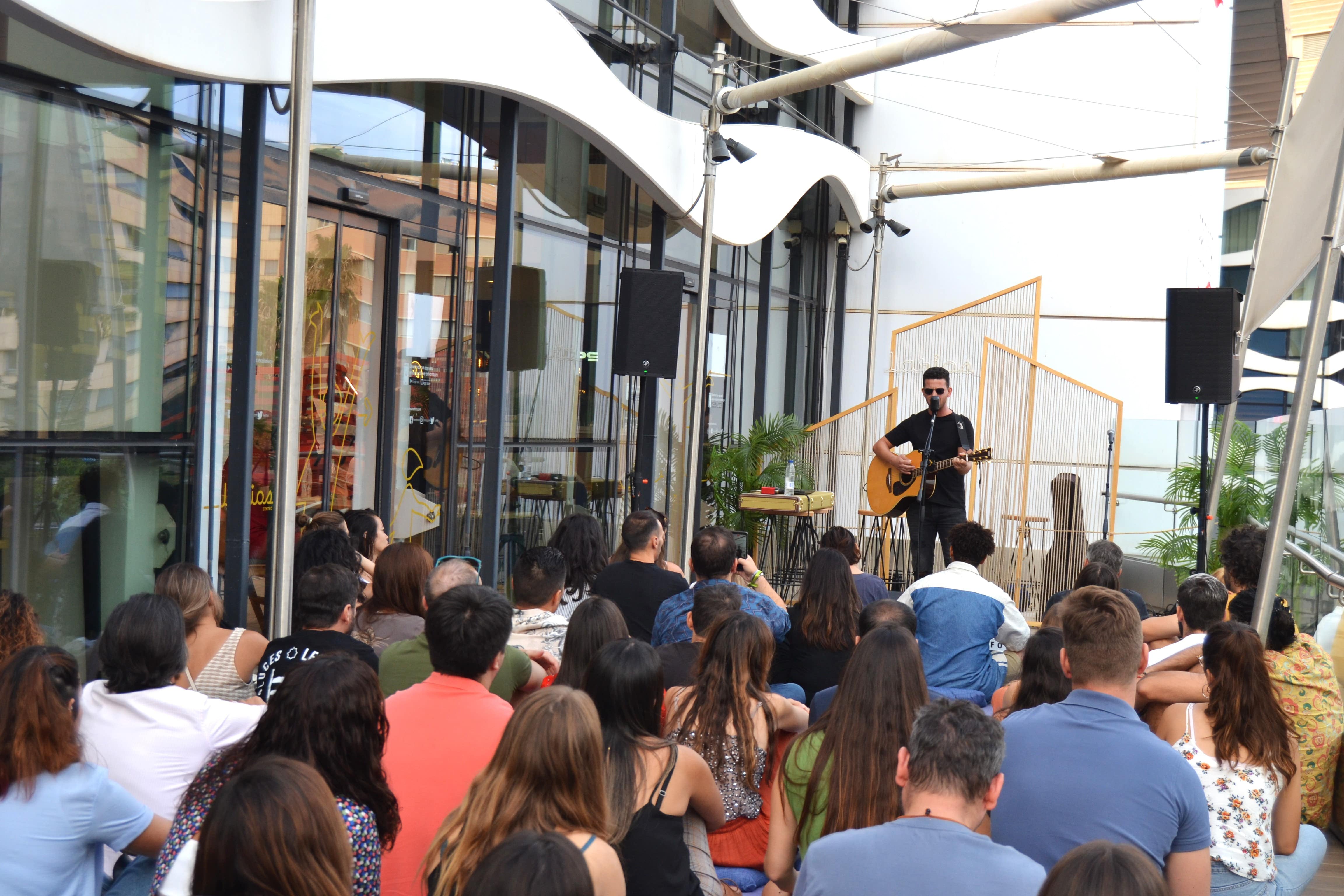 Vuelve ‘Momentos Sonoros’ la iniciativa musical de Larios Centro y Sofar Sounds Málaga Vuelve ‘Momentos Sonoros’ la iniciativa musical de Larios Centro y Sofar Sounds Málaga