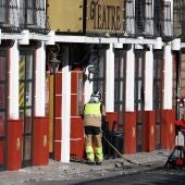 Bombero trabajando en la zona del incendio en las discotecas de Murcia