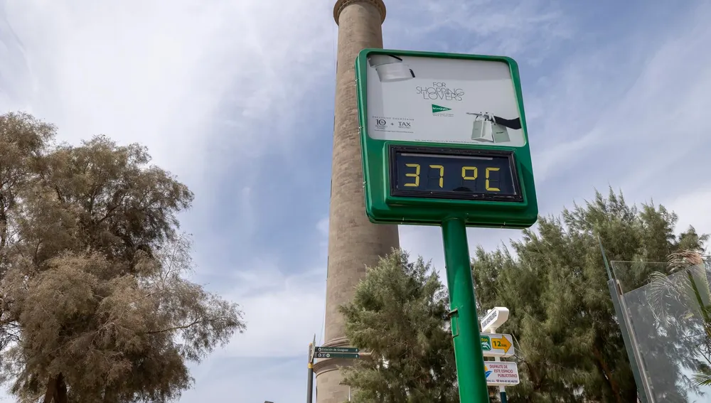 Un termómetro a 37 grados este miércoles junto al faro de la playa de Maspalomas (Gran Canaria)