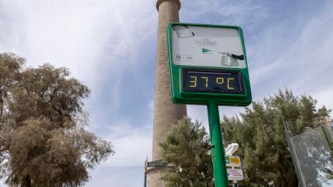 Un term&oacute;metro a 37 grados este mi&eacute;rcoles junto al faro de la playa de Maspalomas (Gran Canaria)