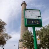 Un termómetro a 37 grados este miércoles junto al faro de la playa de Maspalomas (Gran Canaria)