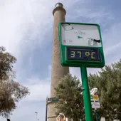 Un termómetro a 37 grados este miércoles junto al faro de la playa de Maspalomas (Gran Canaria) Un termómetro a 37 grados este miércoles junto al faro de la playa de Maspalomas (Gran Canaria)