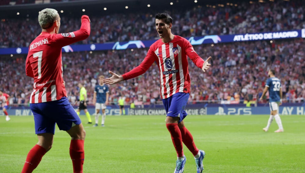 Álvaro Morata y Griezmann celebran la victoria del Atlético ante el Feyenoord