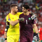 Unai Simón y Bono antes de la tanda de penaltis del España - Marruecos del Mundial 2022
