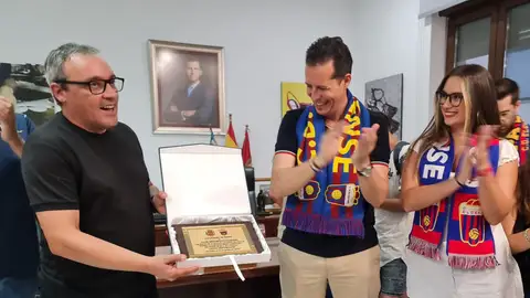 Pascual Pérez, tras el ascenso del Eldense en el Ayuntamiento de Elda. Pascual Pérez, tras el ascenso del Eldense en el Ayuntamiento de Elda.