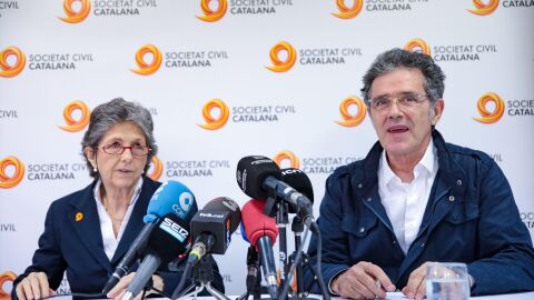 La presidenta de Sociedad Civil Catalana, Elda Mata y el vicepresidente, &Aacute;lex Ramos, durante una rueda de prensa para informar sobre la manifestaci&oacute;n del 8 de octubre en Barcelona