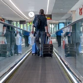 Un hombre con una maleta en el aeropuerto Adolfo Suárez-Madrid Barajas | Foto de archivo Un hombre con una maleta en el aeropuerto Adolfo Suárez-Madrid Barajas | Foto de archivo