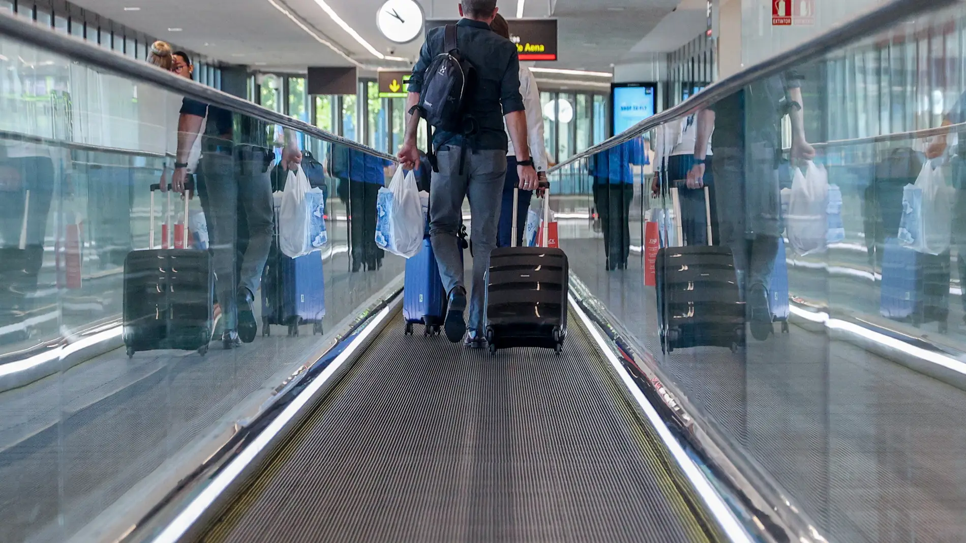 Un hombre con una maleta en el aeropuerto Adolfo Suárez-Madrid Barajas | Foto de archivo 