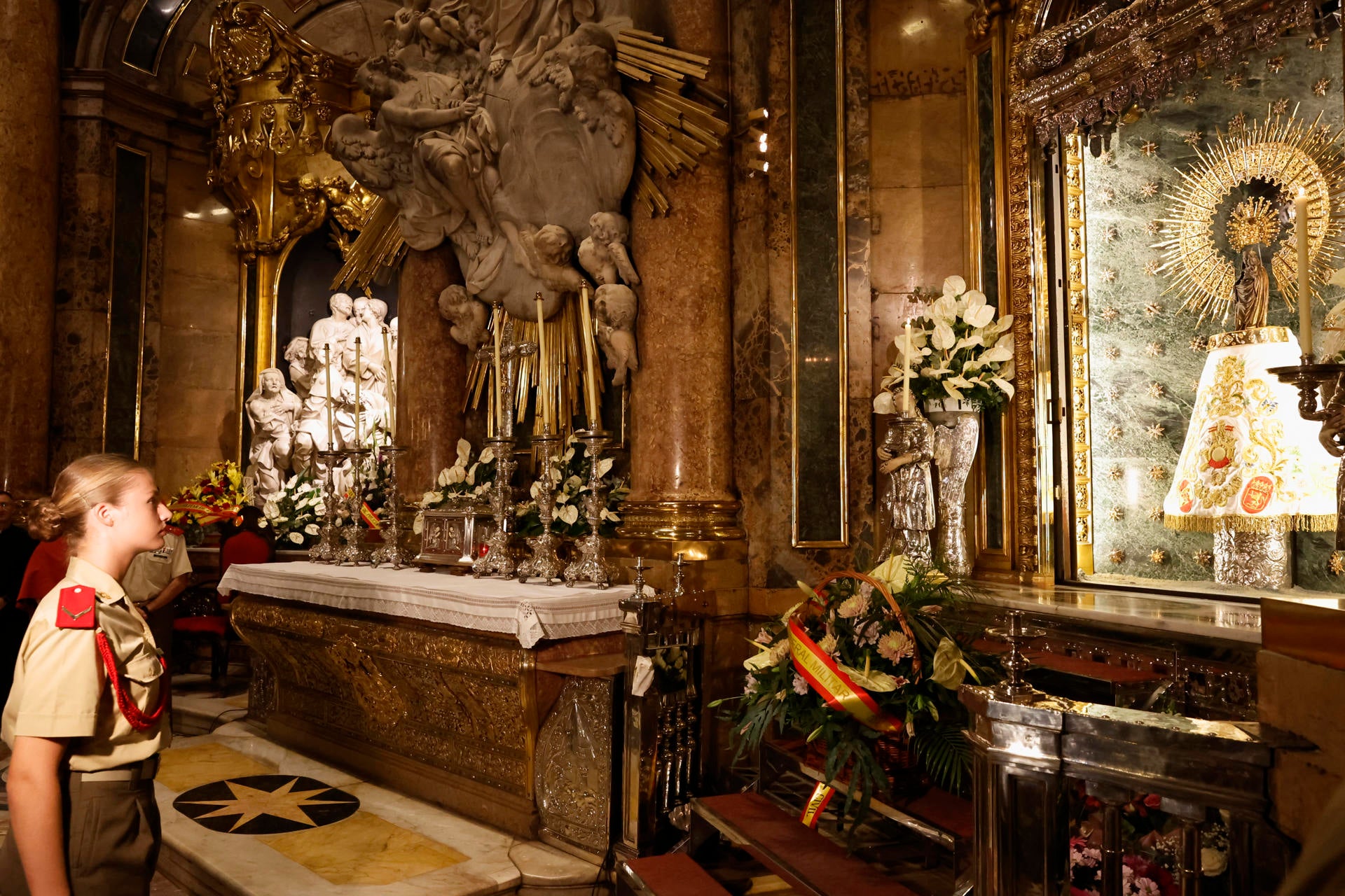 La princesa Leonor participa en la ofrenda floral a la virgen del Pilar La princesa Leonor participa en la ofrenda floral a la virgen del Pilar