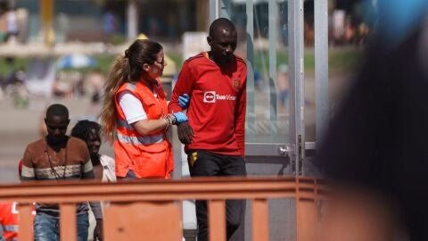 Llegada al puerto de Los Cristianos (Sur de Tenerife) de un cayuco con 120 personas localizado esta tarde de en el sur de Tenerife