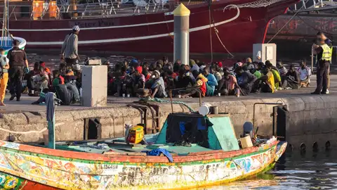 Ocupantes del último de los dos cayucos que ha arribado al puerto de Los Cristianos, Tenerife, con 85 personas (78 hombres, una mujer y seis menores) Ocupantes del último de los dos cayucos que ha arribado al puerto de Los Cristianos, Tenerife, con 85 personas (78 hombres, una mujer y seis menores)
