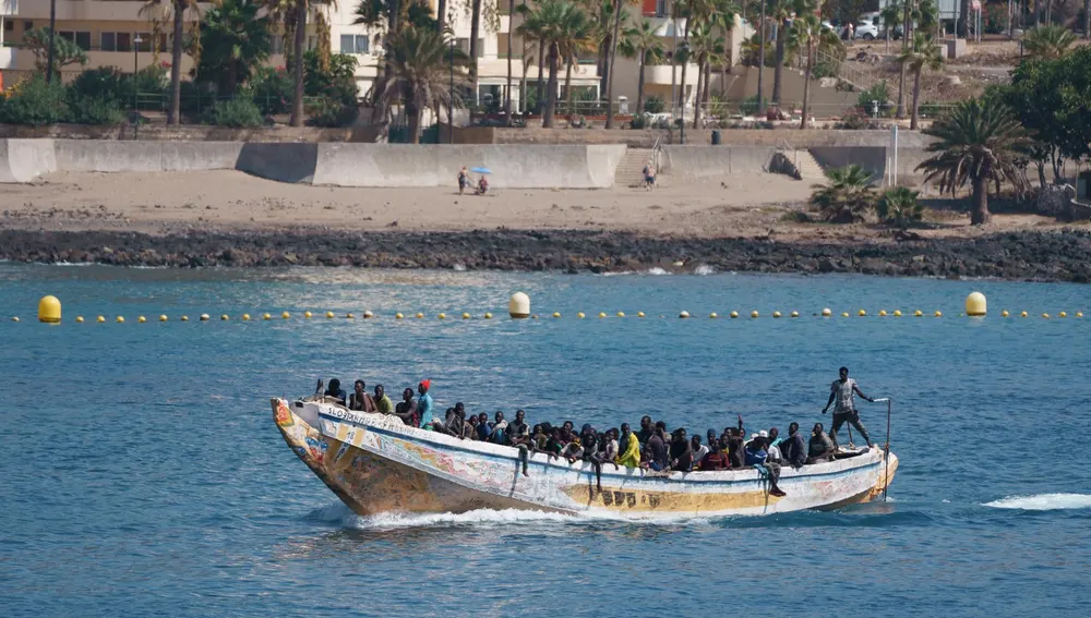 Llegada al puerto de Los Cristians de un cayuco con 120 personas localizado esta tarde de en el sur de Tenerife