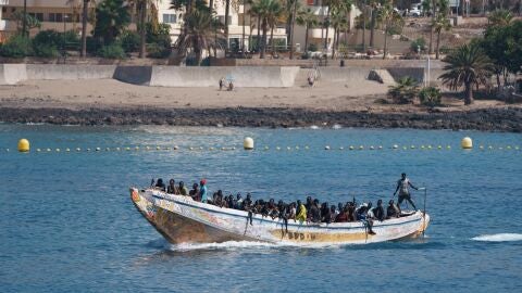 Llegada al puerto de Los Cristians de un cayuco con 120 personas localizado esta tarde de en el sur de Tenerife