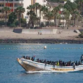 Llegada al puerto de Los Cristians de un cayuco con 120 personas localizado esta tarde de en el sur de Tenerife Llegada al puerto de Los Cristians de un cayuco con 120 personas localizado esta tarde de en el sur de Tenerife