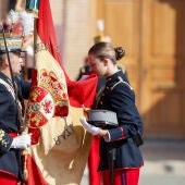 La princesa Leonor jura bandera en Zaragoza en presencia de los reyes
