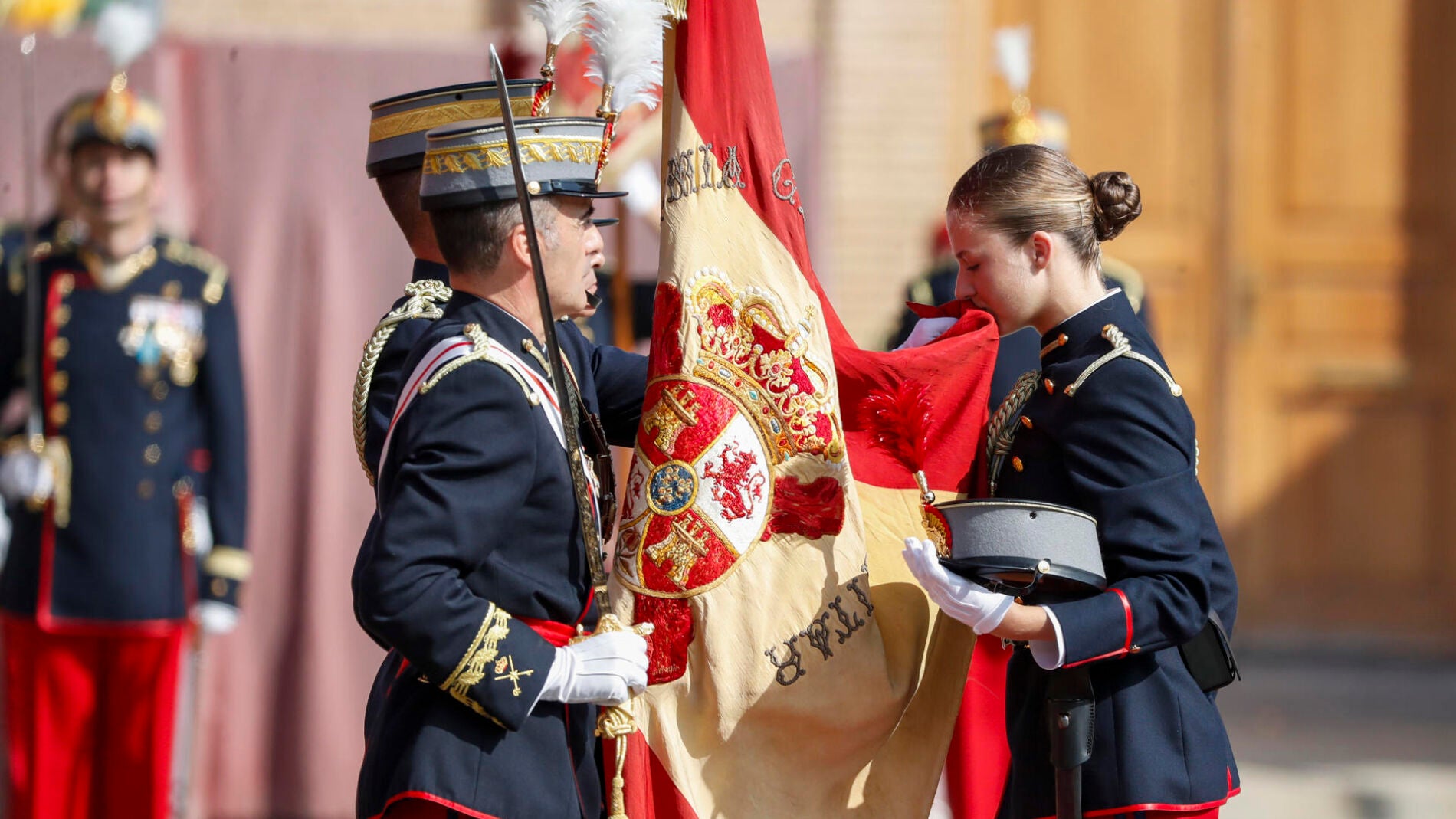 La Princesa Leonor Jura Bandera En Zaragoza En Presencia De Los Reyes ...