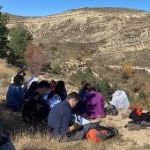 Alumnos estudiando las formaciones rocosas en Miravete de la Sierra