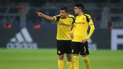 Sokratis y Bartra, en la época en la que coincidieron en Dortmund. Sokratis y Bartra, en la época en la que coincidieron en Dortmund.