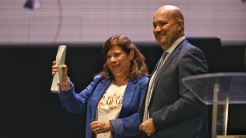 Jacqueline Trillo recoge el Premio Ciudad de Alcal&aacute; a los Valores C&iacute;vicos en el Teatro Sal&oacute;n Cervantes de Alcal&aacute; de Henares