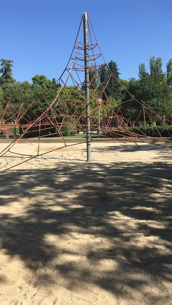 Investigan el hallazgo de dos botellas de salfumán cerca de áreas de juego de Huesca Investigan el hallazgo de dos botellas de salfumán cerca de áreas de juego de Huesca