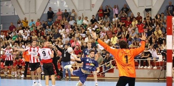 El Benidorm derrota al Puerto Sagunto (24-27) con un Witkowski inspirado El Benidorm derrota al Puerto Sagunto (24-27) con un Witkowski inspirado