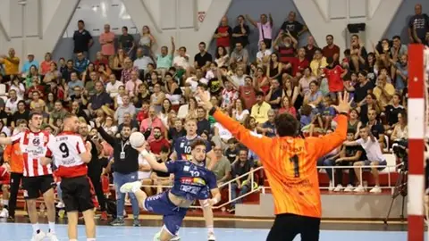 El Benidorm derrota al Puerto Sagunto (24-27) con un Witkowski inspirado El Benidorm derrota al Puerto Sagunto (24-27) con un Witkowski inspirado