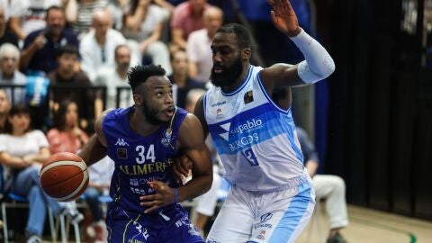 Una jugada del partido entre Alimerka Oviedo Baloncesto y san Pablo Burgos