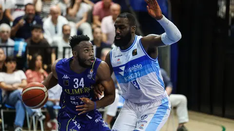 Una jugada del partido entre Alimerka Oviedo Baloncesto y san Pablo Burgos Una jugada del partido entre Alimerka Oviedo Baloncesto y san Pablo Burgos