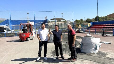 Obras en la pista de f&uacute;tbol Indoor de La Nuc&iacute;a