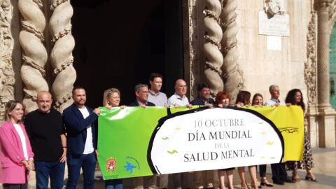 Los miembros de la Corporación despliegan una pancarta conmemorativa Los miembros de la Corporación despliegan una pancarta conmemorativa