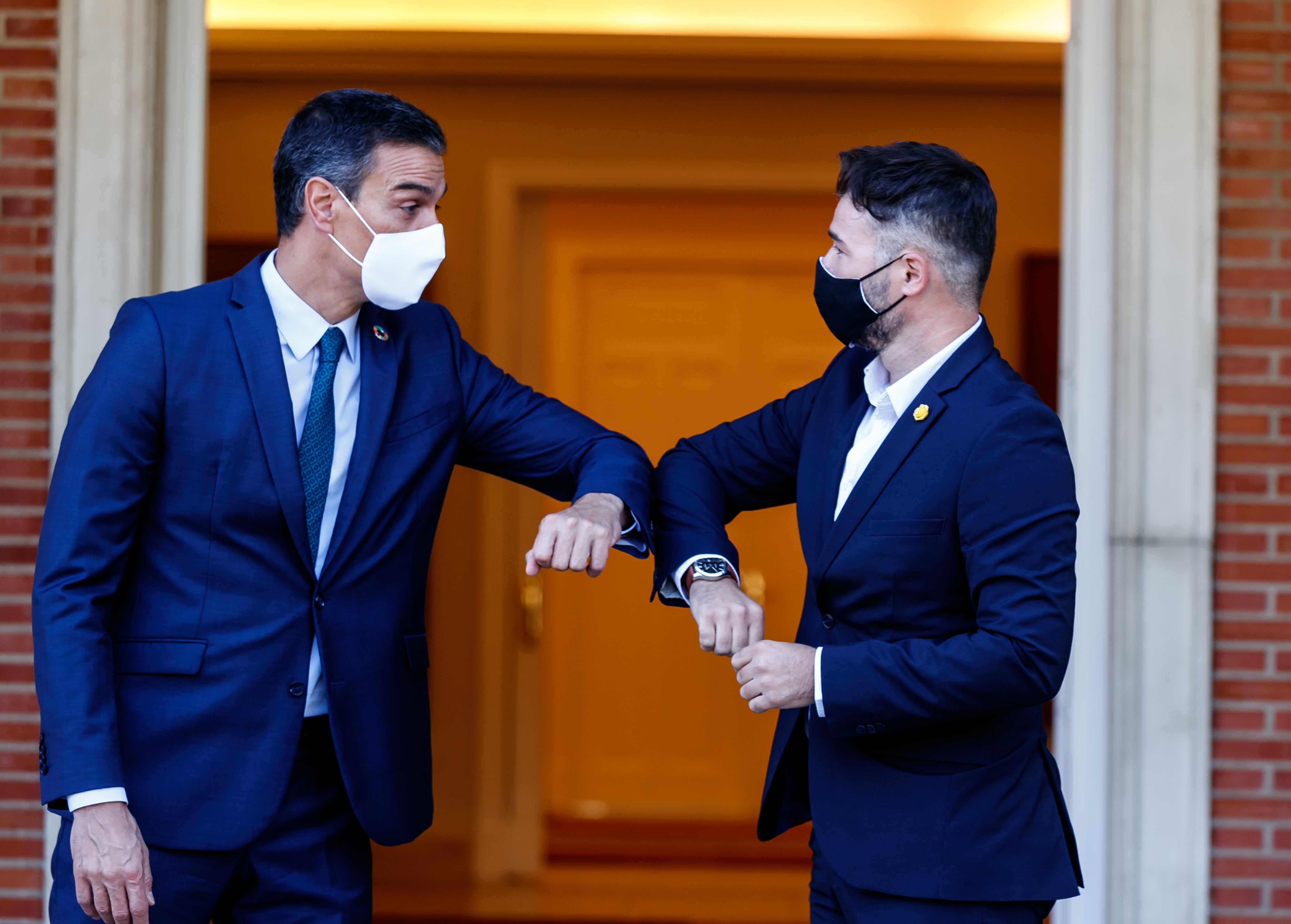 Sánchez continúa la ronda de contactos con UPN, CC y ERC en busca de apoyos para la investidura Sánchez continúa la ronda de contactos con UPN, CC y ERC en busca de apoyos para la investidura