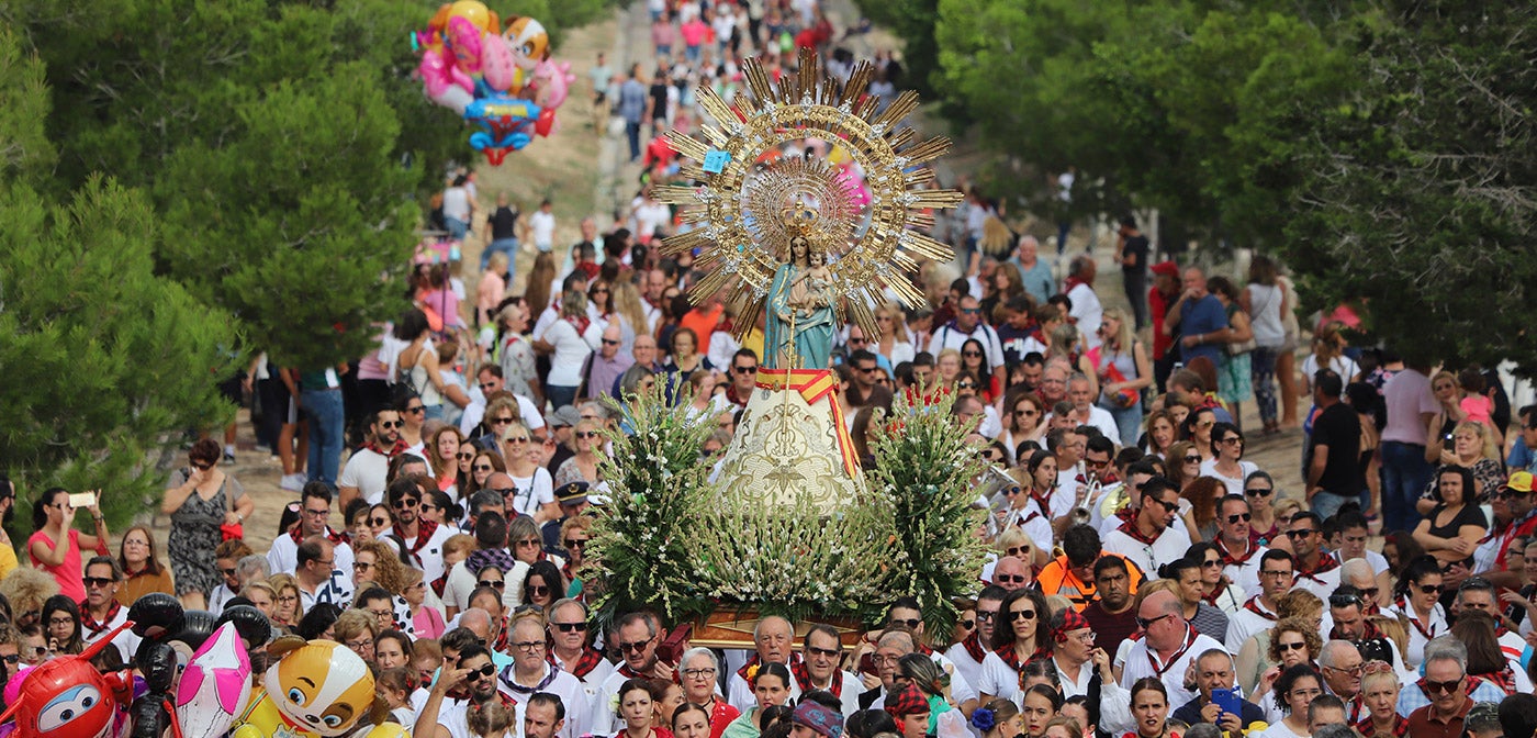 Benejúzar vive su día grande en honor a La Pilarica con una romería que cumple 85 años Benejúzar vive su día grande en honor a La Pilarica con una romería que cumple 85 años