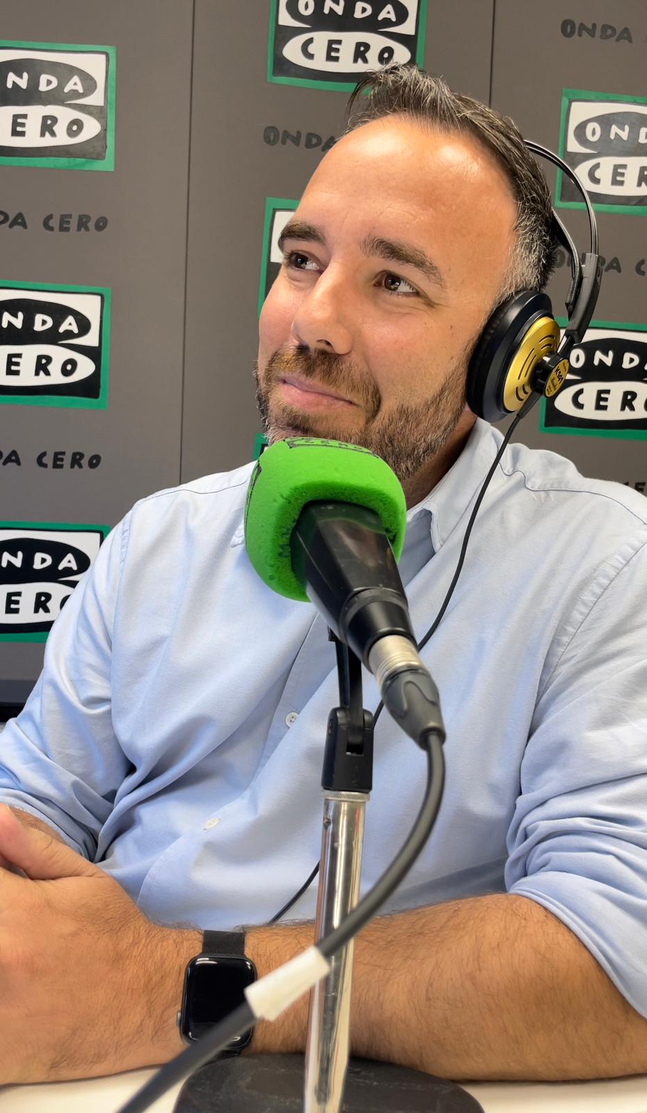 'El eco no es mi voz': Rafa Simó pone banda sonora a una crítica afilada con Love of Lesbian de fondo 'El eco no es mi voz': Rafa Simó pone banda sonora a una crítica afilada con Love of Lesbian de fondo