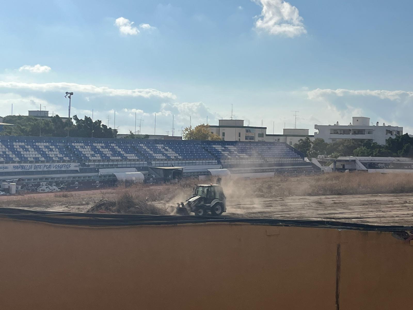 El césped del Lorenzo Cuevas ha sido eliminado por un operario a lo largo de la mañana El césped del Lorenzo Cuevas ha sido eliminado por un operario a lo largo de la mañana