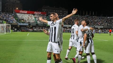 De Miguel celebra un tanto con el CD Castell&oacute;n