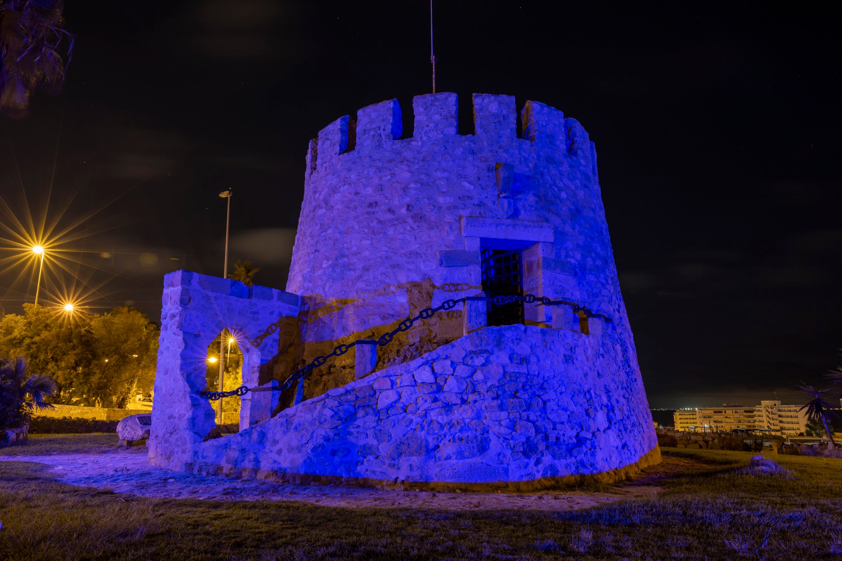 Torrevieja ilumina la Torre del Moro para conmemorar el día internacional de la dislexia Torrevieja ilumina la Torre del Moro para conmemorar el día internacional de la dislexia