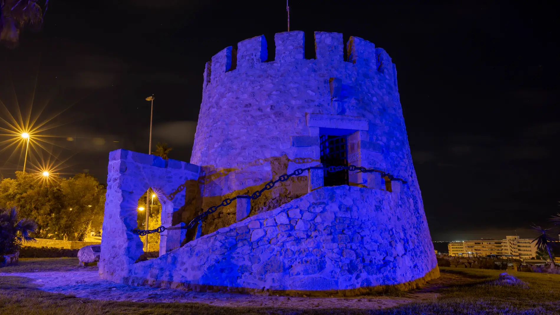Torrevieja ilumina la Torre del Moro para conmemorar el día internacional de la dislexia 