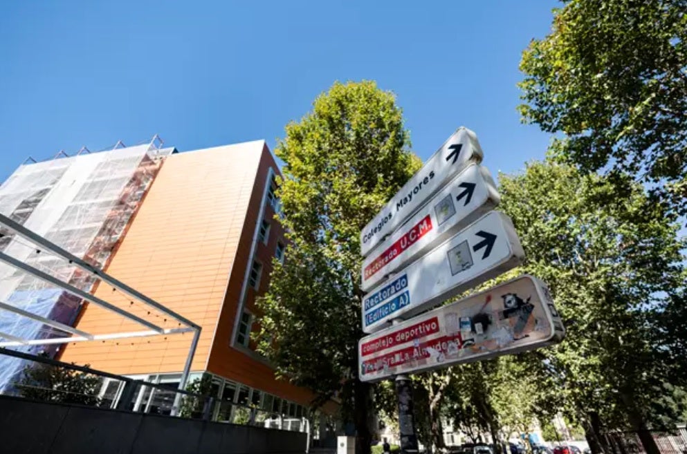 Investigados ocho universitarios en Madrid por novatadas vejatorias como lamer pescado o comer galletas de perro Investigados ocho universitarios en Madrid por novatadas vejatorias como lamer pescado o comer galletas de perro