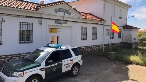 La Guardia Civil detiene a cuatro personas como presuntos autores de un robo con fuerza en una vivienda desocupada de Serradilla La Guardia Civil detiene a cuatro personas como presuntos autores de un robo con fuerza en una vivienda desocupada de Serradilla