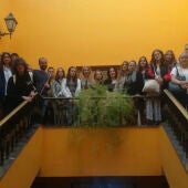 Los estudiantes con el alcalde piloñés en el Consistorio