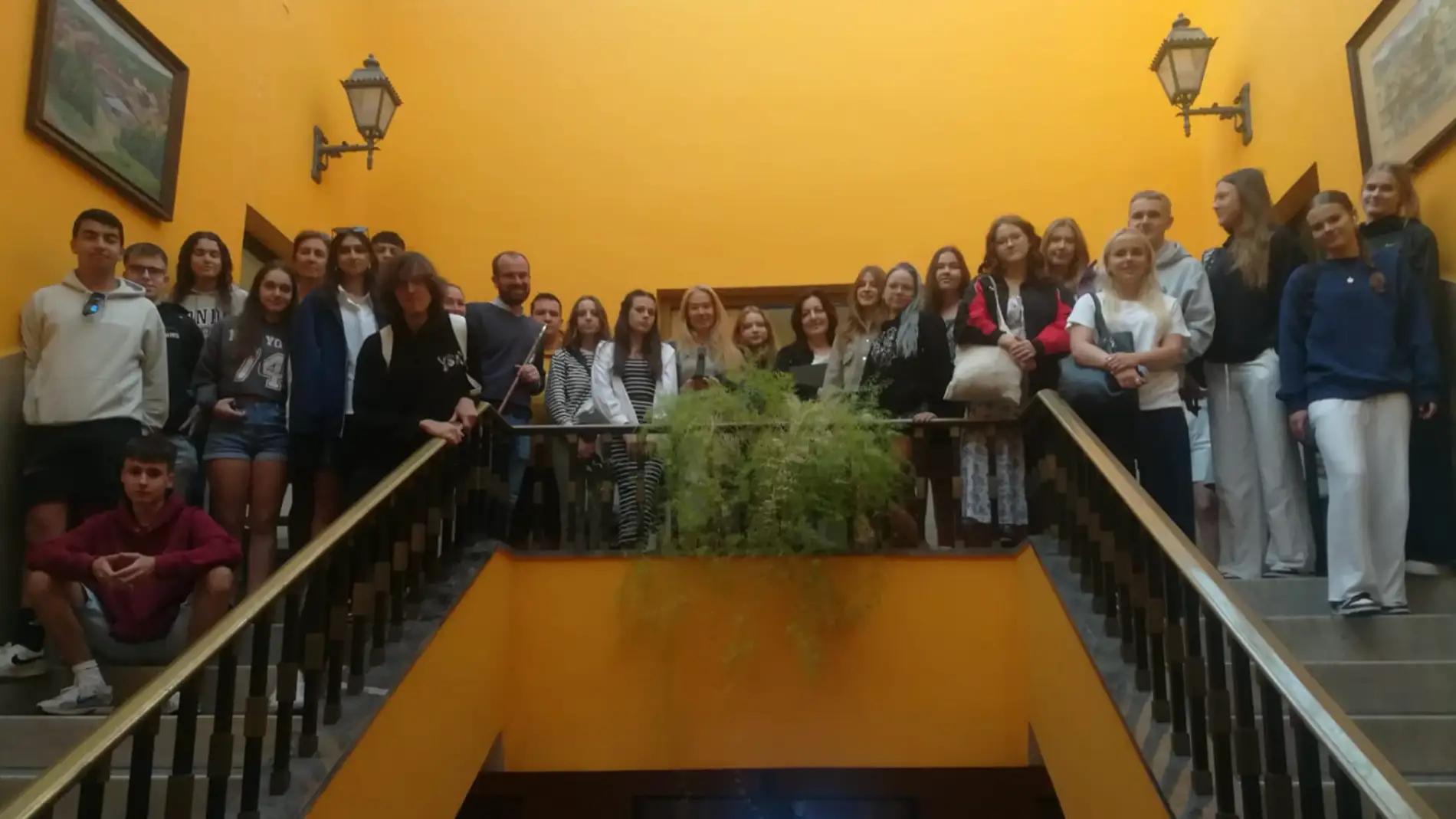 Los estudiantes con el alcalde piloñés en el Consistorio