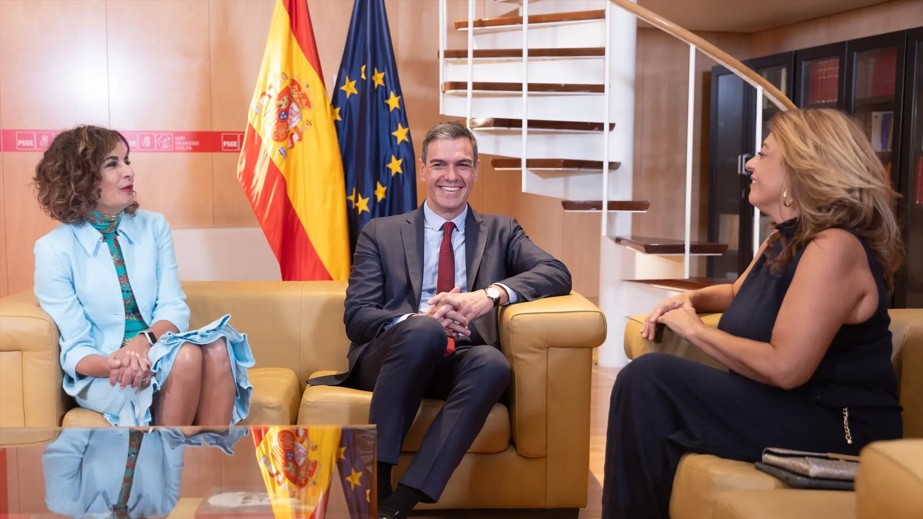 Pedro Sánchez junto a María Jesús Montero y Cristina Valido en la reunión con Coalición Canaria