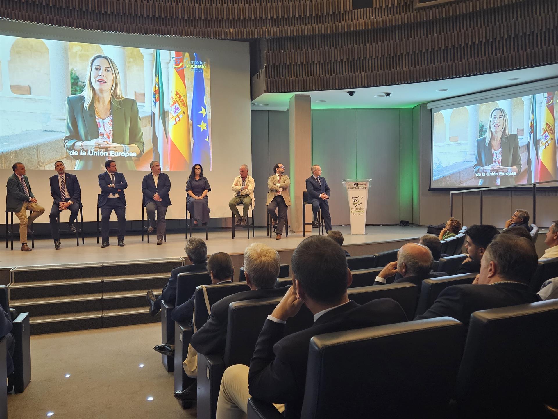 Guardiola reitera su compromiso en favor del corredor del Sudoeste Ibérico y La Junta exige que la Ruta de la Plata sea vía preferente Guardiola reitera su compromiso en favor del corredor del Sudoeste Ibérico y La Junta exige que la Ruta de la Plata sea vía preferente