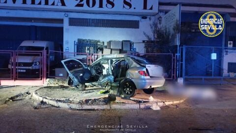 Estado en el que ha quedado el coche donde viajaba el fallecido y los dos heridos