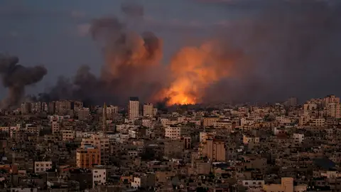 Imagen de uno de los bombardeos sobre Gaza Israel da 24 horas de plazo para evacuar a más de un millón de personas del norte de Gaza