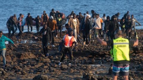 Migrantes que llegaron por sus propios medios a la costa de Fuerteventura, ayer jueves